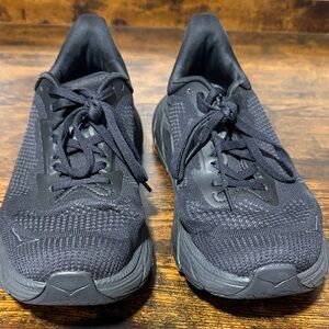 Hoka men’s size 8.5D Arahi 7 black sneakers 8MB226